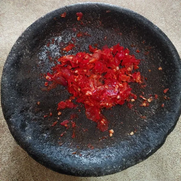 Ulek kasar cabe merah keriting, bawang putih dan bawang merah.