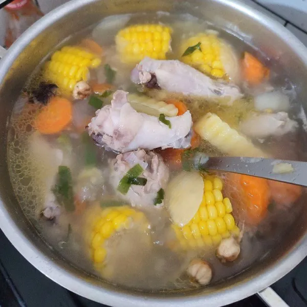 Aduk rata kembali sop ayam, koreksi rasa dan matikan api kompor. Tuang sop ke mangkok, tambahkan daun seledri, daun bawang, dan bawang goreng diatasnya.