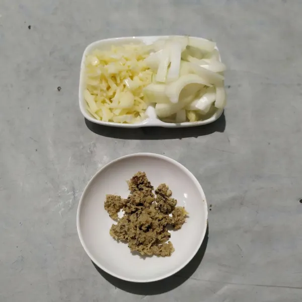 Cincang bawang putih dan iris bawang bombay. Haluskan jahe, lada bulat dan pala.