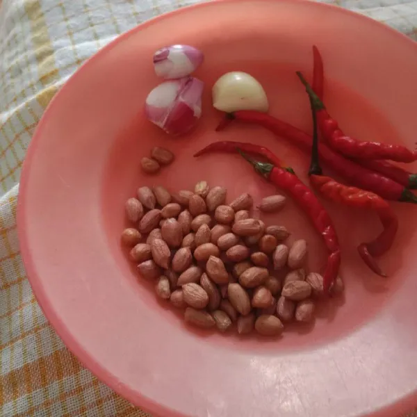 Siapkan bahan sambal kacang, goreng kacang tanah hingga matang.