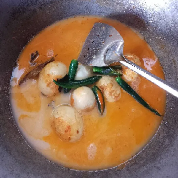 Masukkan santan kental. Masak hingga matang