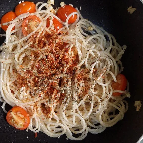 Masukkan spaghetti. Bumbui dengan garam, cabai bubuk, oregano, dan penyedap rasa