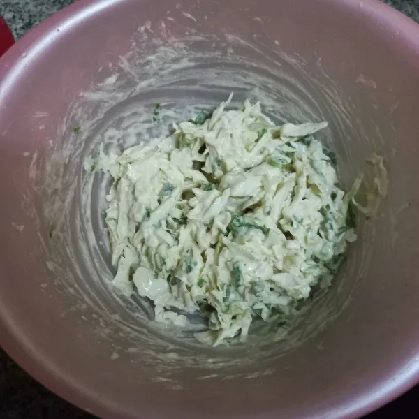 Aduk rata adonan.