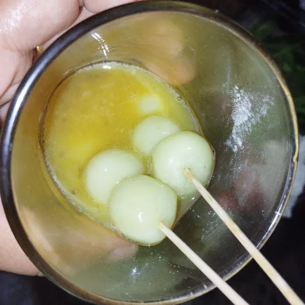 Celupkan ke kocokan telur.