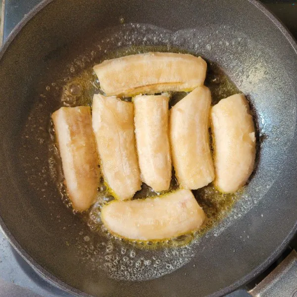 Potong-potong pisang sesuai selera, kemudian goreng dengan menggunakan sedikit mentega hingga kecoklatan dan kemudian tiriskan