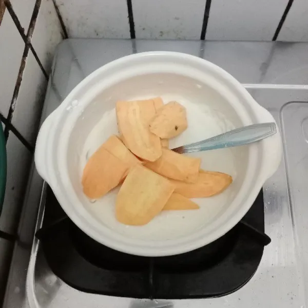 Masukkan ubi dalam adonan basah, balur rata.