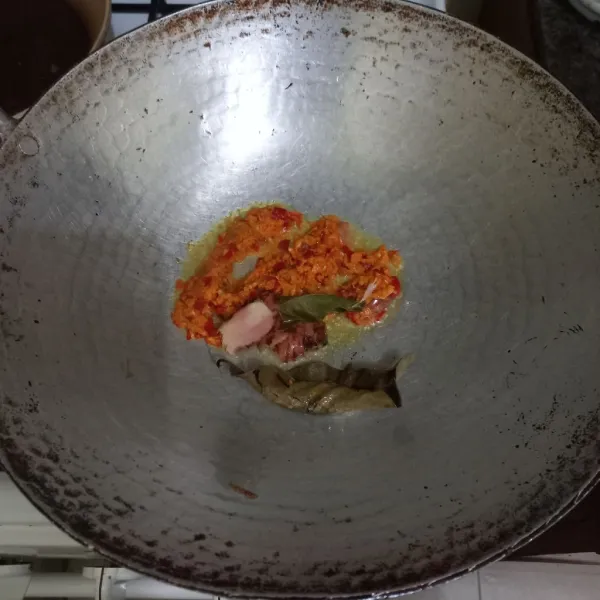 Tumis bumbu yang telah dihaluskan bersama daun salam dan lengkuas hingga harum.