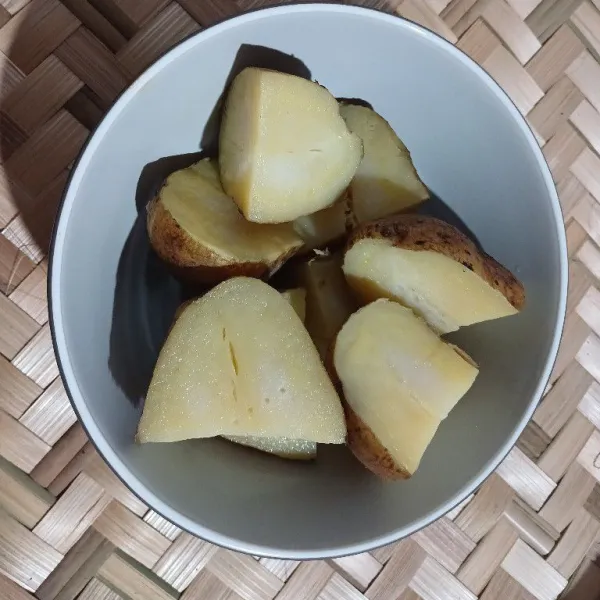 Kukus kentang hingga matang lalu angkat dan kupas.