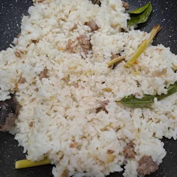 Masukkan nasi putih, merica bubuk, kaldu bubuk dan garam. Aduk sampai rata sambil koreksi rasa sesuai selera.