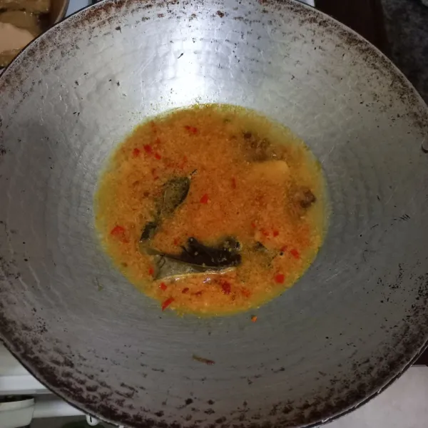 Beri air dan biarkan mendidih.