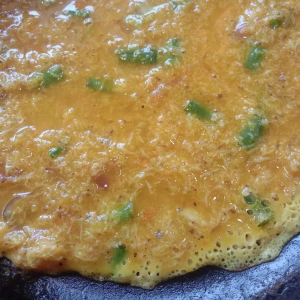 Panaskan teflon dengan atau penggorengan dengan secukupnya minyak. Bagi adonan menjadi 2. Setelah minyak panas, goreng 1 bagian adonan yang telah dibagi tadi. Goreng hingga matang.
