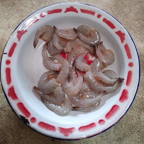 Buang kepala udang dan cuci hingga bersih.