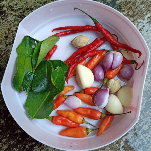 Cuci bersih bawang putih, bawang merah, daun jeruk, cabai rawit dan cabai merah besar.