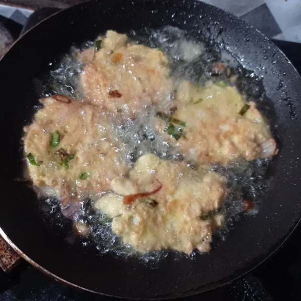 Goreng dadar tahu telur sampai kering keemasan.