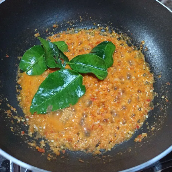 Masukkan daun jeruk, masak hingga daun jeruk layu.