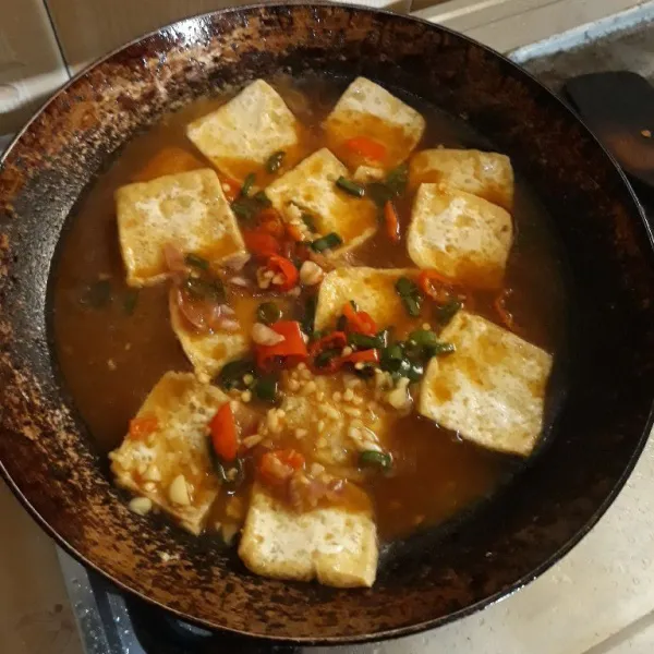 Tuang bumbu kecap lalu masak hingga bumbu meresap. Tahu siram bumbu kecap siap disajikan.