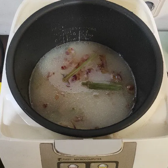 Masak hingga nasi liwet siap. Hidangkan bersama ayam goreng sereh dan sambal terasi.