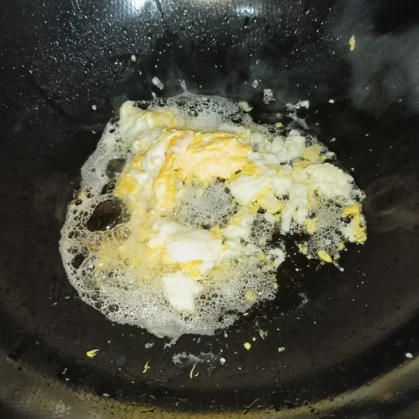Pecahkan telur dan buat telur orak-arik, angkat dan sisihkan.