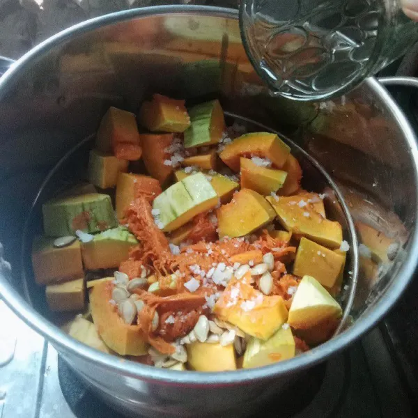 Tambahkan air dan rebus hingga gula larut.