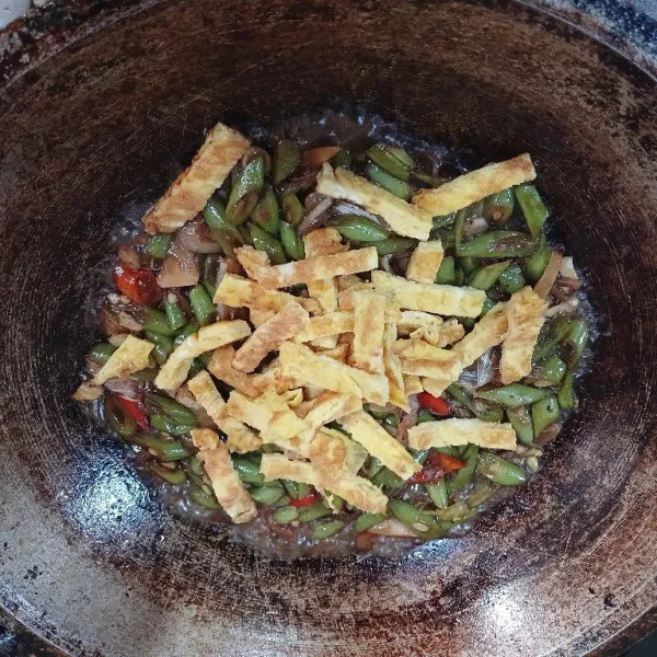 Masukkan irisan telur dadar, aduk rata. Tes rasa, angkat dan hidangkan.