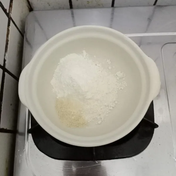 Masukkan tepung terigu, gula, tepung beras, dan vanili ke dalam mangkuk. Aduk rata.