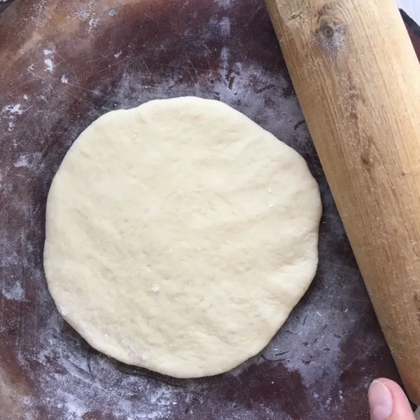 Ambil 1 adonan lalu pipihkan menggunakan rolling pin dengan lebar 18 cm hingga 20 cm.
