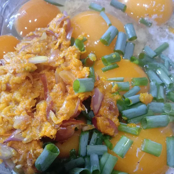 Masukkan bumbu halus dan daun bawang ke wadah yang berisi kelapa parut dan telur. Tambahkan garam dan kaldu bubuk. Aduk rata. Siap digoreng.