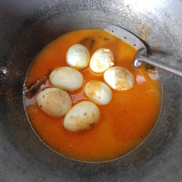 Masukkan telur dan santan cair, masukkan juga cabai hijau
