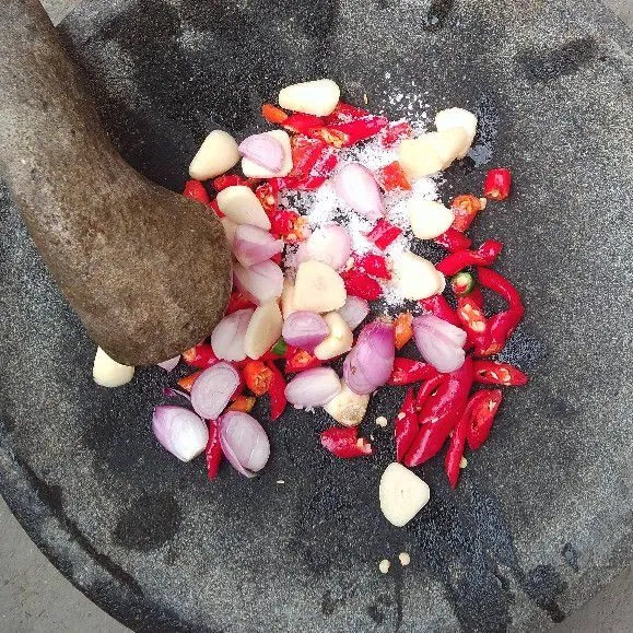 Haluskan bawang, cabe dan garam.