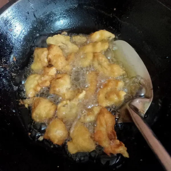 Setelah marinasi lalu goreng hingga warna emas kecoklatan kemudian angkat.