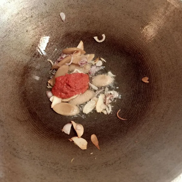 Masukan cabe halus dan tumis sampai wangi.