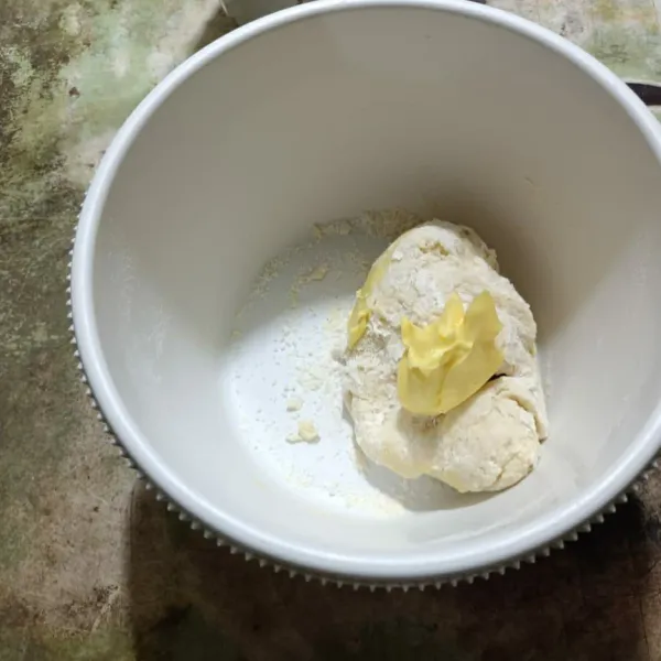 Masukkan margarin dan garam lalu ulen hingga kalis elastis.