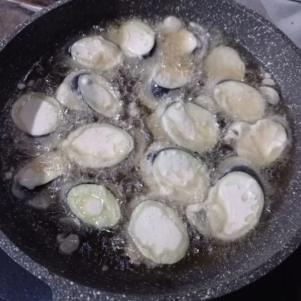 Goreng di minyak panas sampai kering keemasan, tiriskan.