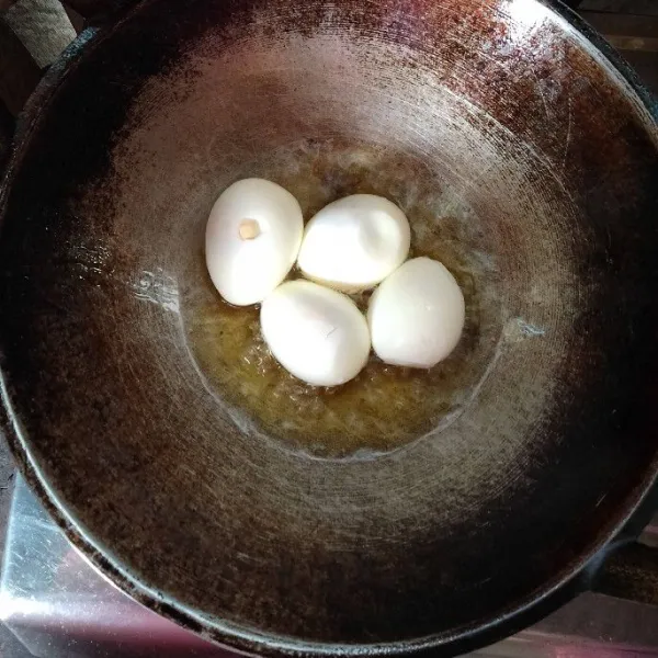 Goreng telur yang sudah direbus