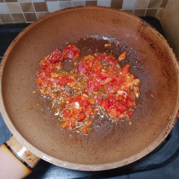 Panaskan wajan lalu tambahkan minyak goreng, tumis bumbu hingga matang.