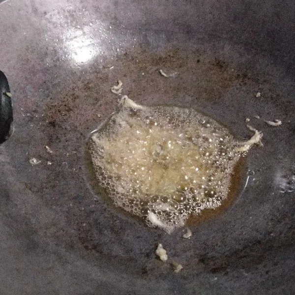 Goreng terlebih dahulu teri sampai matang. Sisihkan.