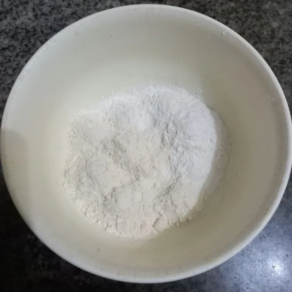 Dalam wadah campur tepung terigu, tepung ketan putih, garam dan vanili bubuk, aduk rata.