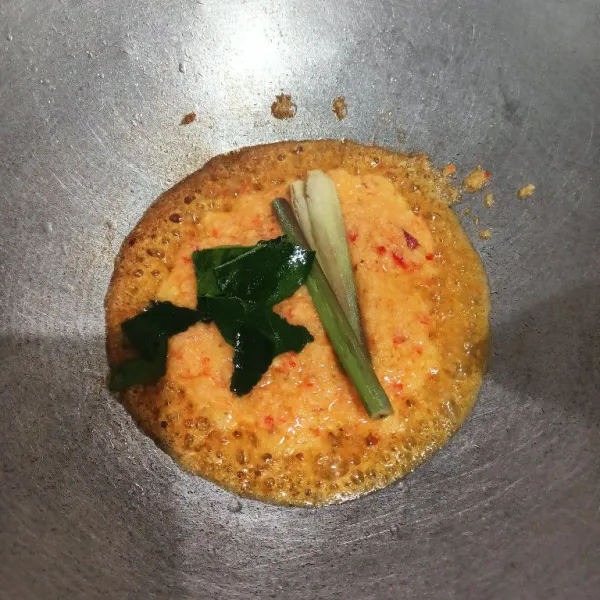 Tumis bumbu halus bersama serai dan daun jeruk hingga wangi