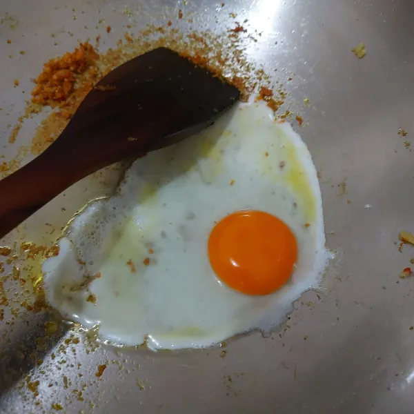 Ceplok telur hingga ¾ matang lalu angkat.