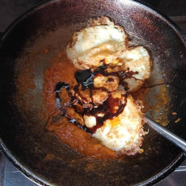 Masukkan telur dan kecap manis, aduk merata lalu angkat dan sajikan selagi hangat.