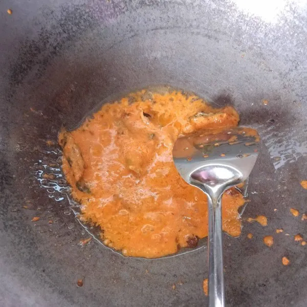 Tumis bumbu yang sudah dihaluskan