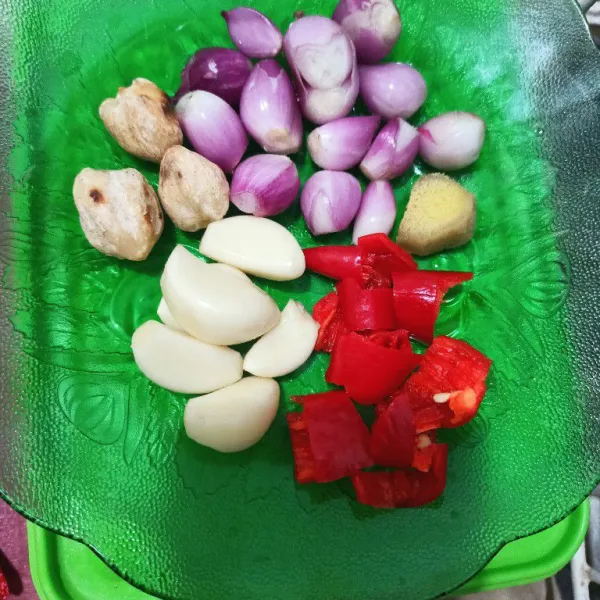 Haluskan bawang merah, bawang putih, cabai rawit, cabai merah, kemiri, dan jahe