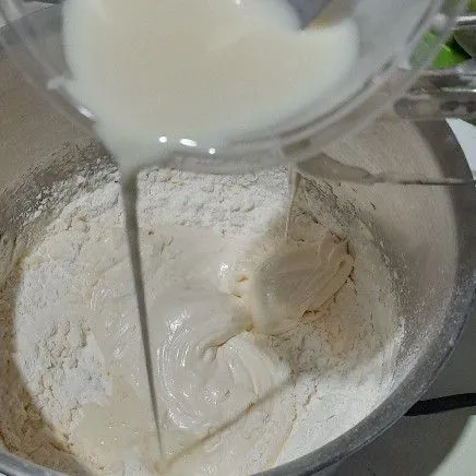 Masukkan susu cair