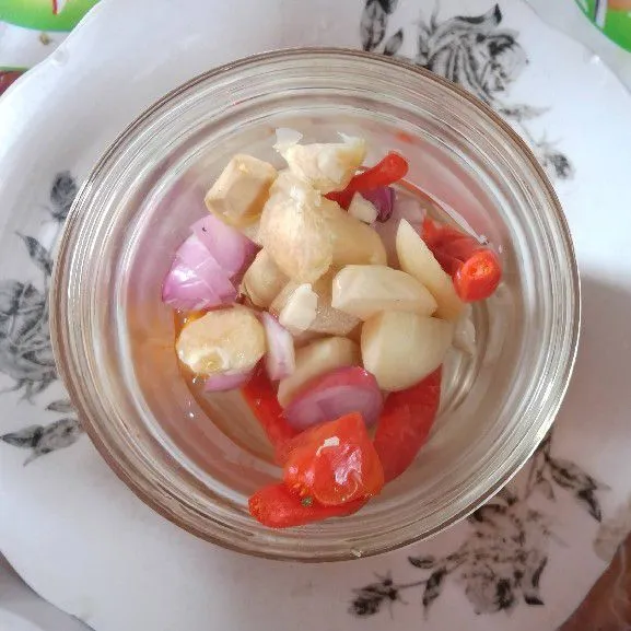 Haluskan bumbu.