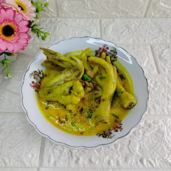 Tuang kare sayap dan ceker ayam ke dalam mangkuk. Taburi dengan bawang goreng dan siap disajikan.