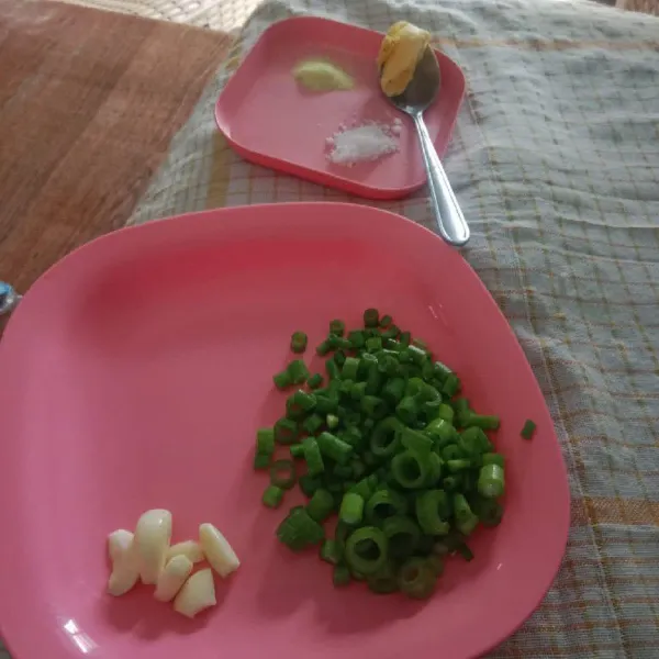 Iris daun bawang, iris bawang putih, siapkan margarin, garam dan penyedap.