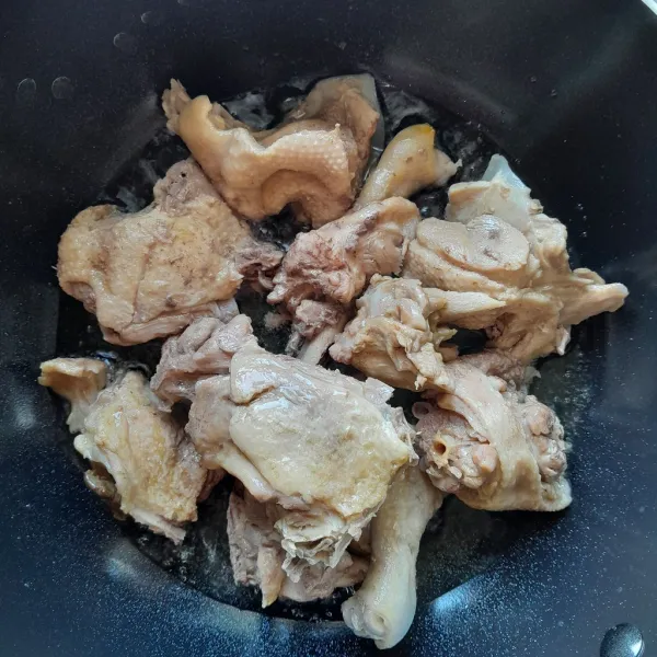 Panaskan secukupnya minyak dalam wajan, masukkan daging bebek yang sudah di kukus. Goreng daging bebek hingga kekuningan. Angkat dan sisihkan terlebih dahulu.