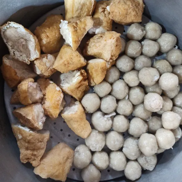 Kukus kembali cilok Ayam, masak hingga matang.