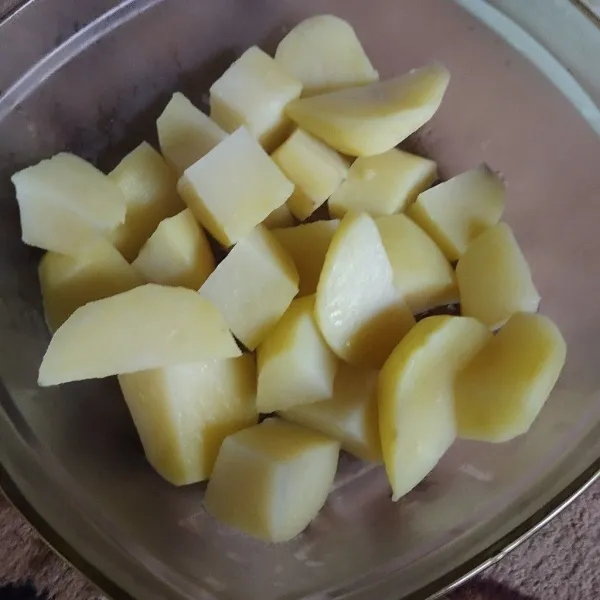 Hancurkan kentang yang sudah dikukus.