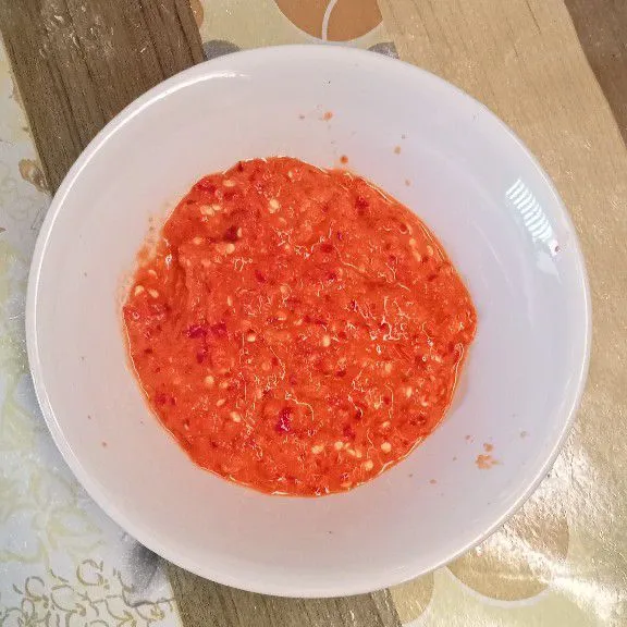 Haluskan bawang merah, tomat dan cabe, sisihkan.